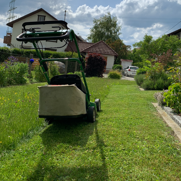 Beispielfoto für die Arbeit eines Ferienjobbers bei der Ferienarbeit hier beim Mähen eines Privatgartens