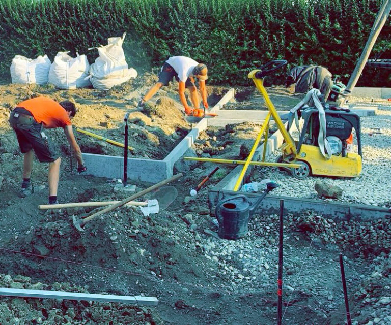 Beispielfoto von Personen bei der Anlage von Staudenbeeten und eines Fundaments